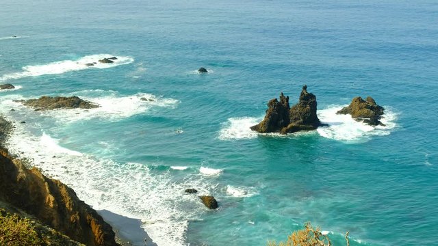 Die raue schroffe Steilk&uuml;ste im Norden von Teneriffa. Beliebte Badebuchten mit Sandstrand zwischen Almaciga und Benijo. Felsen, Vulkangestein, der Atlantik und das Anagagebirge im Hintergrund.