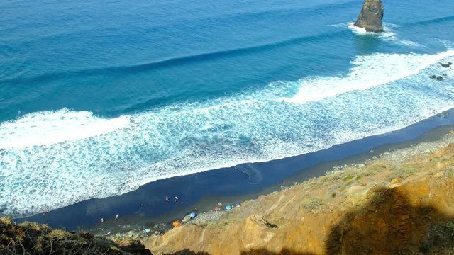 Die raue schroffe Steilk&uuml;ste im Norden von Teneriffa. Beliebte Badebuchten mit Sandstrand zwischen Almaciga und Benijo. Felsen, Vulkangestein, der Atlantik und das Anagagebirge im Hintergrund.