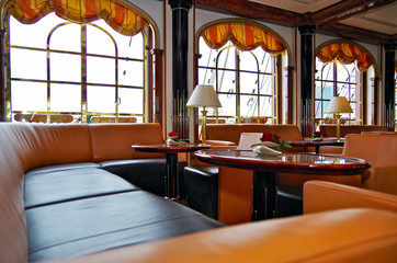 Elegante und luxuriöse Lounge Bar Aufenthaltsraum im Jugendstil auf Luxus Kreuzfahrtschiff mit...