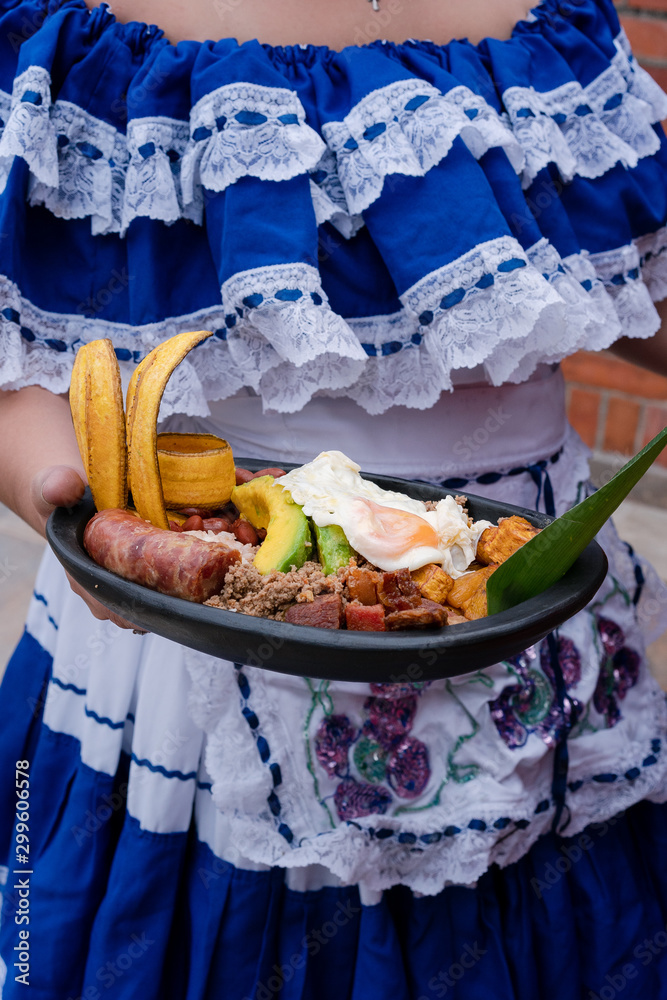 Poster bandeja paisa colombiana, plato tipico de la zona antioqueña de colombia, antioquia, comida colombia