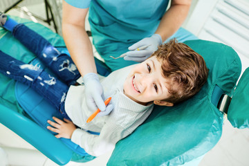 Dentist checks the child's teeth