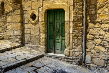 Fototapeta na wymiar Antiguo portal en el centro histórico Italia