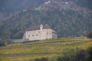 Fototapeta premium Dorf Tirol im Herbst, Südtirol, Italien 