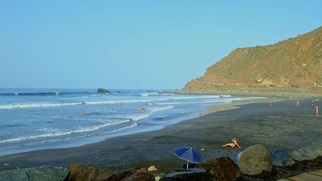 Die raue schroffe Steilk&uuml;ste im Norden von Teneriffa. Beliebte Badebuchten mit Sandstrand zwischen Almaciga und Benijo. Felsen, Vulkangestein, der Atlantik und das Anagagebirge im Hintergrund.