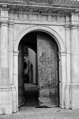 Antiguo portal en el centro histórico Italia