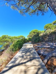 Splendide paysage méditerranéen de la Côte d'Azur en France depuis un sentier du littoral