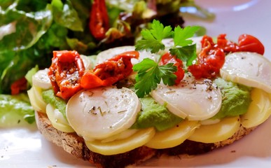 Tartine de pain au chêvre et avocat.