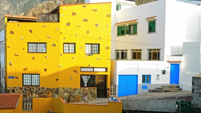 In Almaciga, eine Touristin geht durch die Gassen. Alm&aacute;ciga ist eine Ortschaft im Verwaltungsbezirk Anaga der Stadt Santa Cruz de Tenerife im Nordosten der spanischen Insel Teneriffa mit 176 Einwohner