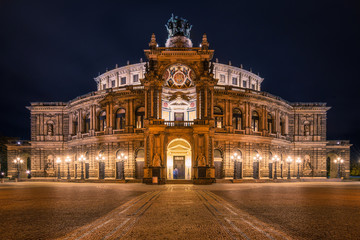 Die Semperoper zur blauen Stunde