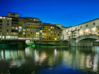 Obraz premium Old Bridge and Florence Lungarni at night. Panoramic cityscape in Autumn, Tuscany - Italy