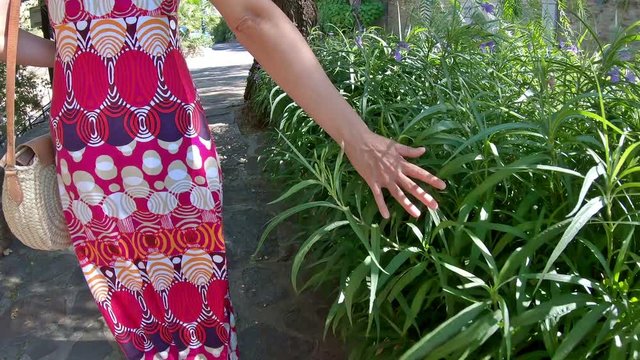 Une femme blonde avec une robe color&eacute;e dans le sud de la France