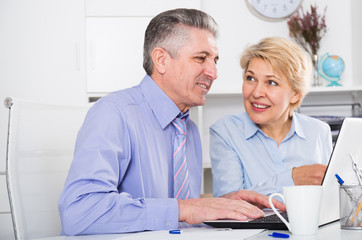 Colleagues discussing project