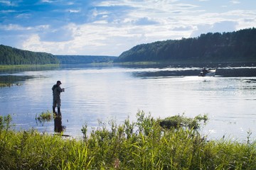 Fototapeta na wymiar рыбак на реке Сухоне