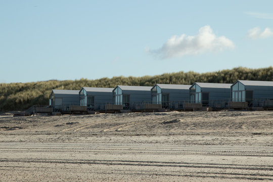 tini h&auml;user am strand von domburg, nordsee, slapen op strand