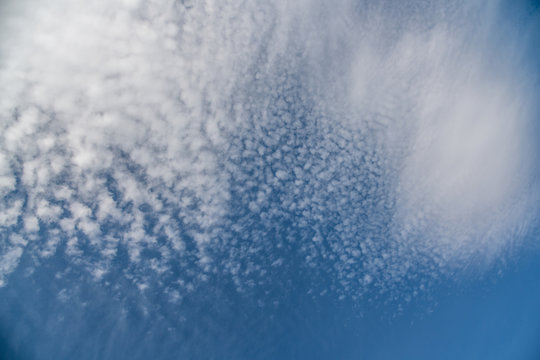 wei&szlig;e Cirrocumulus stratiformis Wolken vor sch&ouml;nem blauen Himmel