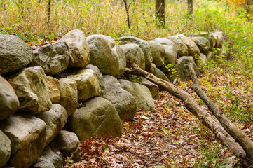 Fototapeta na wymiar A stone wall in autumn