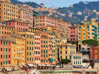  Camogli - rainbow-colored houses in the tourist resort on the west side of Portofino, on the Golf of Paradiso in the Riviera di Levante, in the Metropolitan City of Genoa, Liguria, northern Italy.