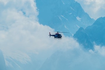 Fototapeta na wymiar Helikopter vor Zugspitze Blick vom Wank