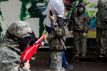  little soldier. The game of pinball. Camouflage on children. Gunshot. Red gun