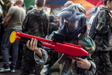  little soldier. The game of pinball. Camouflage on children. Gunshot. Red gun