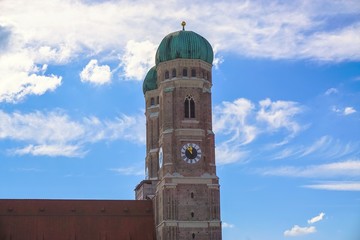 Fototapeta premium Kobiety Kościół Monachium błękitne niebo