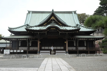 Naklejka premium People pay respect in a Japanesre temple