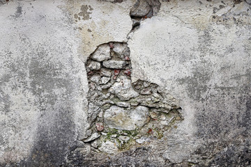 Ein marodes Mauerwerk. Eine kaputte Wand an einem Gebäude