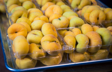 peaches at a farmers market