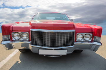 Obraz na płótnie Canvas Classic old american car on the highway