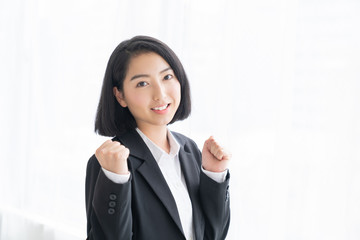 リラックスする女性　ビジネス