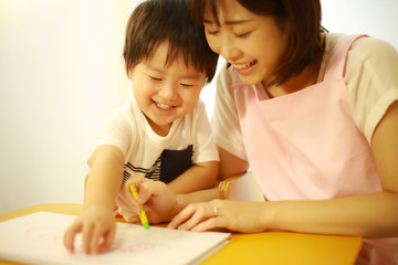 お絵描きする男の子と保育士イメージ