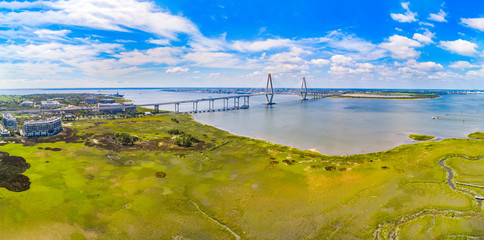 Fototapeta premium Charleston, Karolina Południowa, USA Drone Bridge Aerial