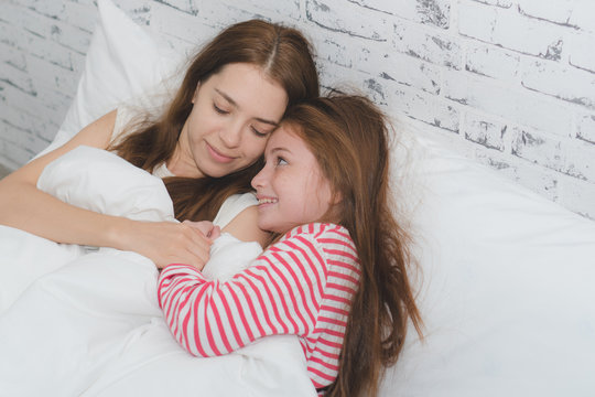 Mom and daughter slepp together.