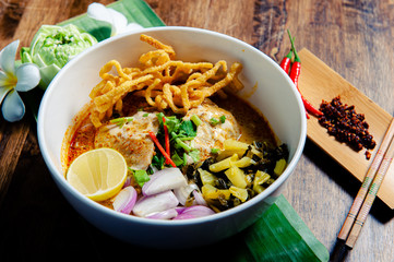 Khao Soi Chicken, a Thai food that is widely popular in the north along with the side dishes.