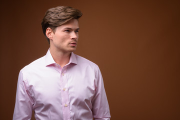 Obraz premium Studio shot of young handsome businessman with pink shirt