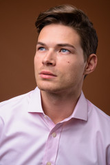 Obraz premium Studio shot of young handsome businessman with pink shirt