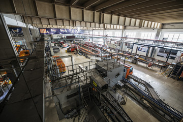 Naklejka premium Carbonated drinks factory with view of production and bottles.