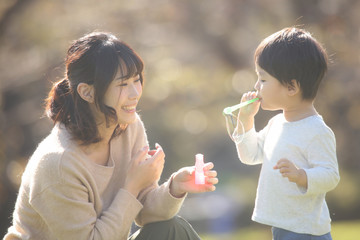 シャボン玉で遊ぶ親子