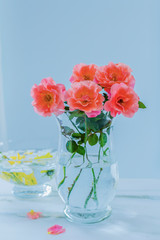 ガラスの花瓶のバラの花　サンセットグロウ