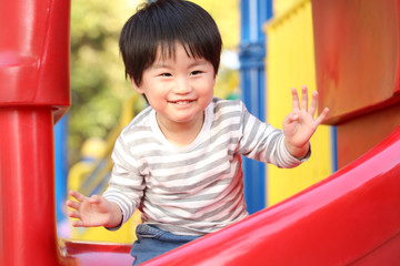 遊ぶ男の子