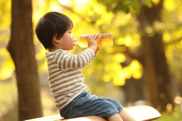 飲み物を飲む男の子