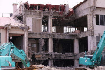解体中の建物