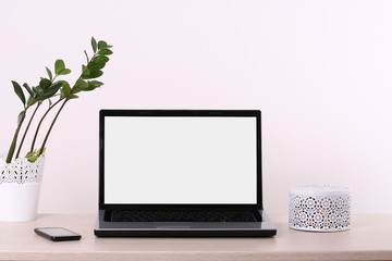 Fototapeta premium laptop and flowers on the table
