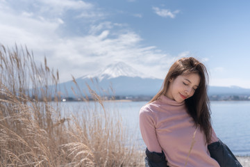 Tourist woman at Kawaguchiko lake in Japan.