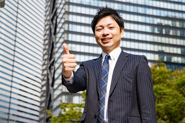 ポーズをとるビジネスマン