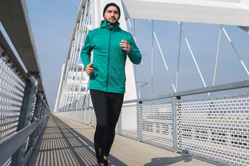 Obraz premium Athletic young man running outdoors