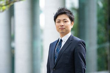 オフィス街のビジネスマン