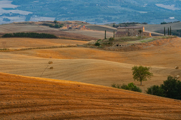 Obraz premium Bends and curves of fields and hills