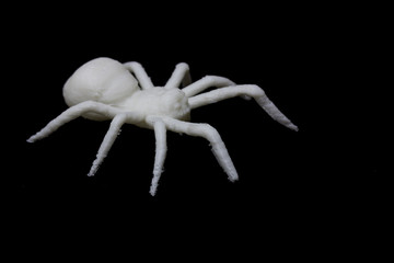 araña blanca de plástico impresa 3d sobre fondo negro
