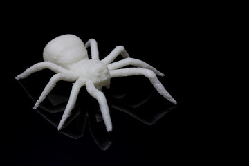 araña blanca de plástico impresa 3d sobre fondo negro